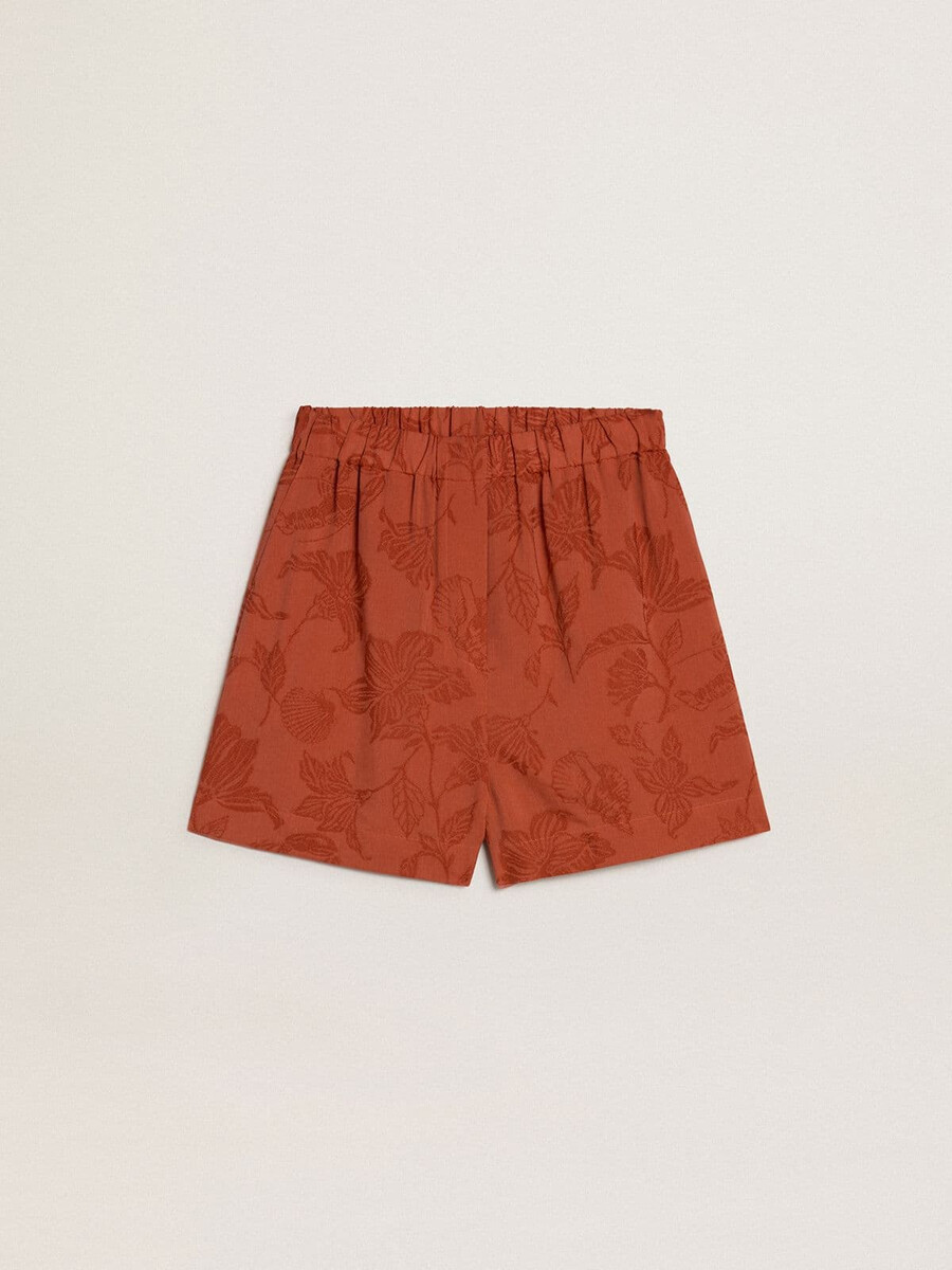 calções femininos em jacquard vermelho-tijolo com estampa floral náutica.
