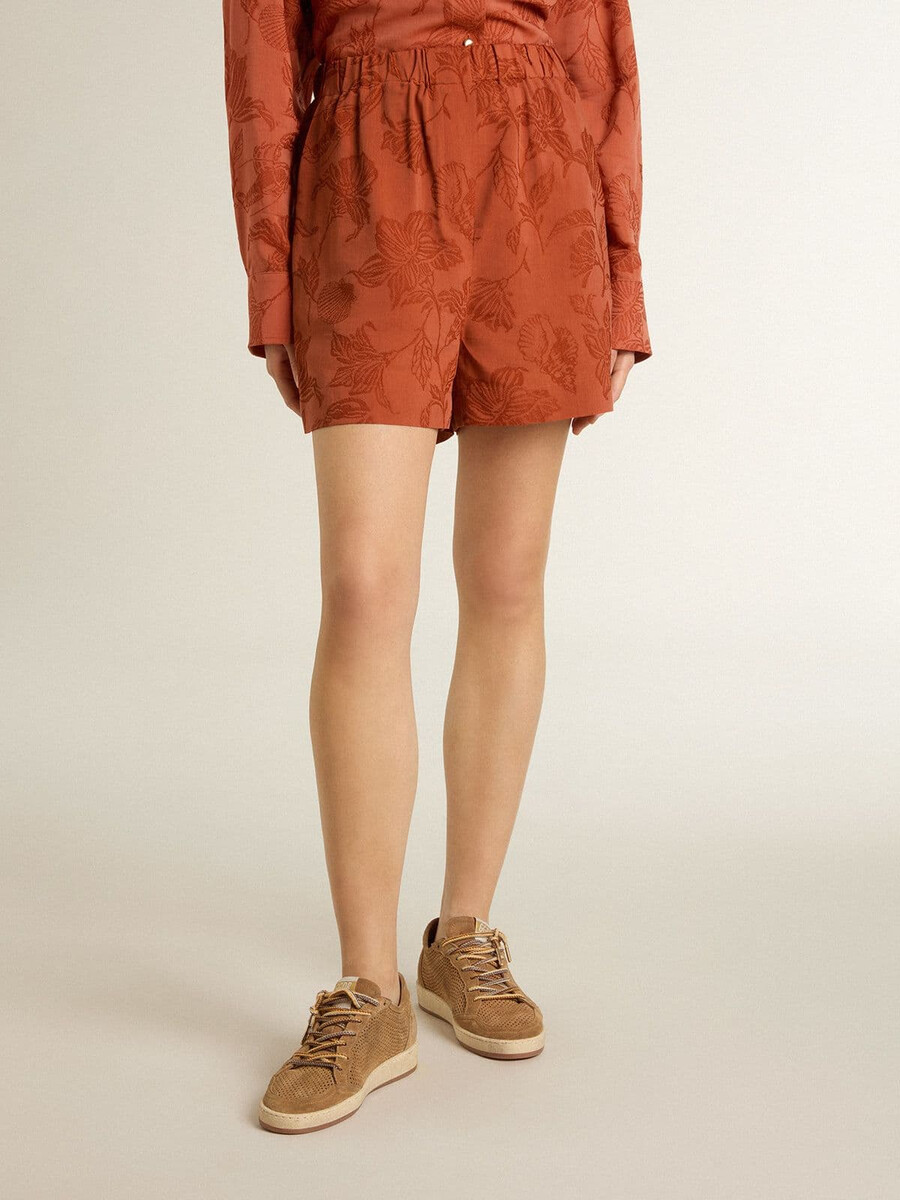 calções femininos em jacquard vermelho-tijolo com estampa floral náutica.