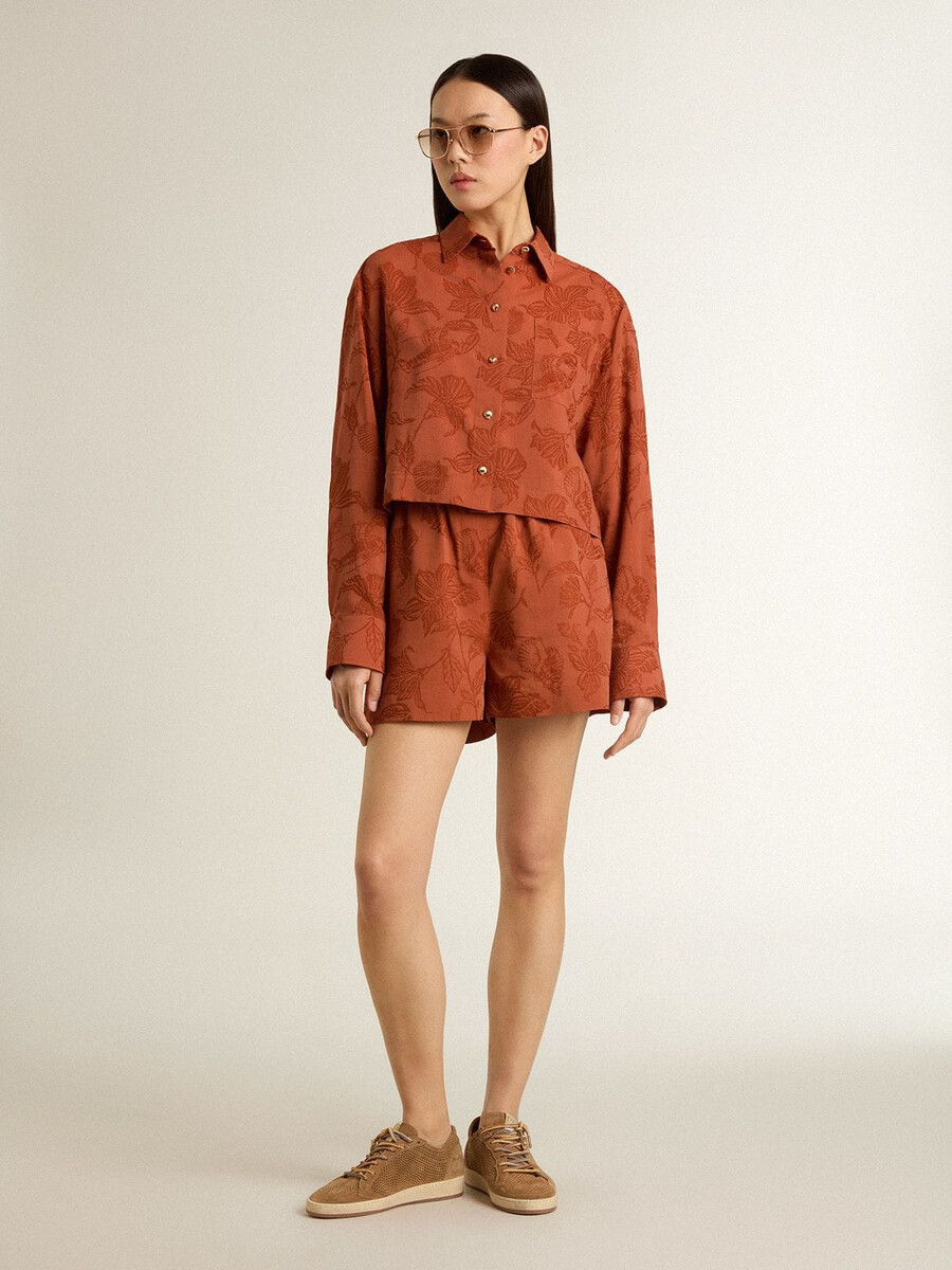 calções femininos em jacquard vermelho-tijolo com estampa floral náutica.