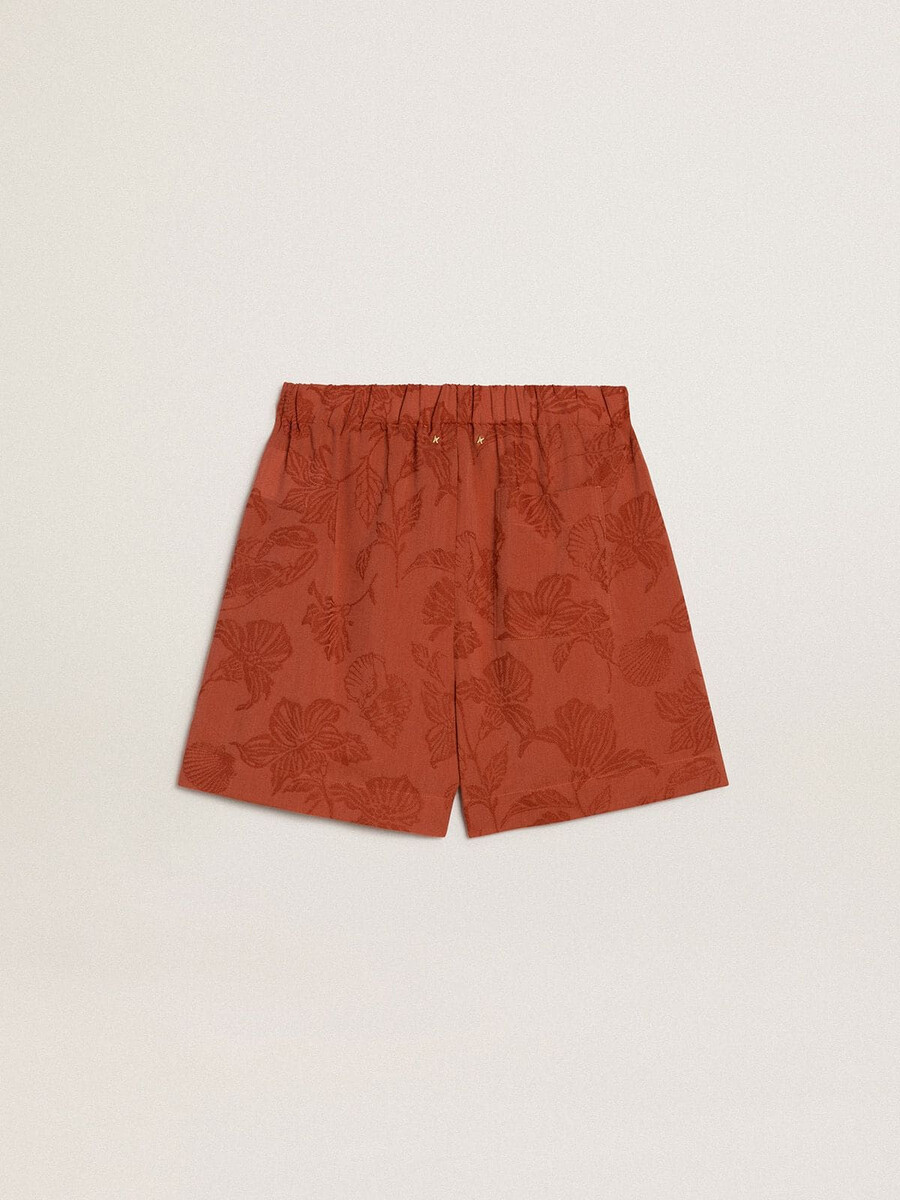 calções femininos em jacquard vermelho-tijolo com estampa floral náutica.