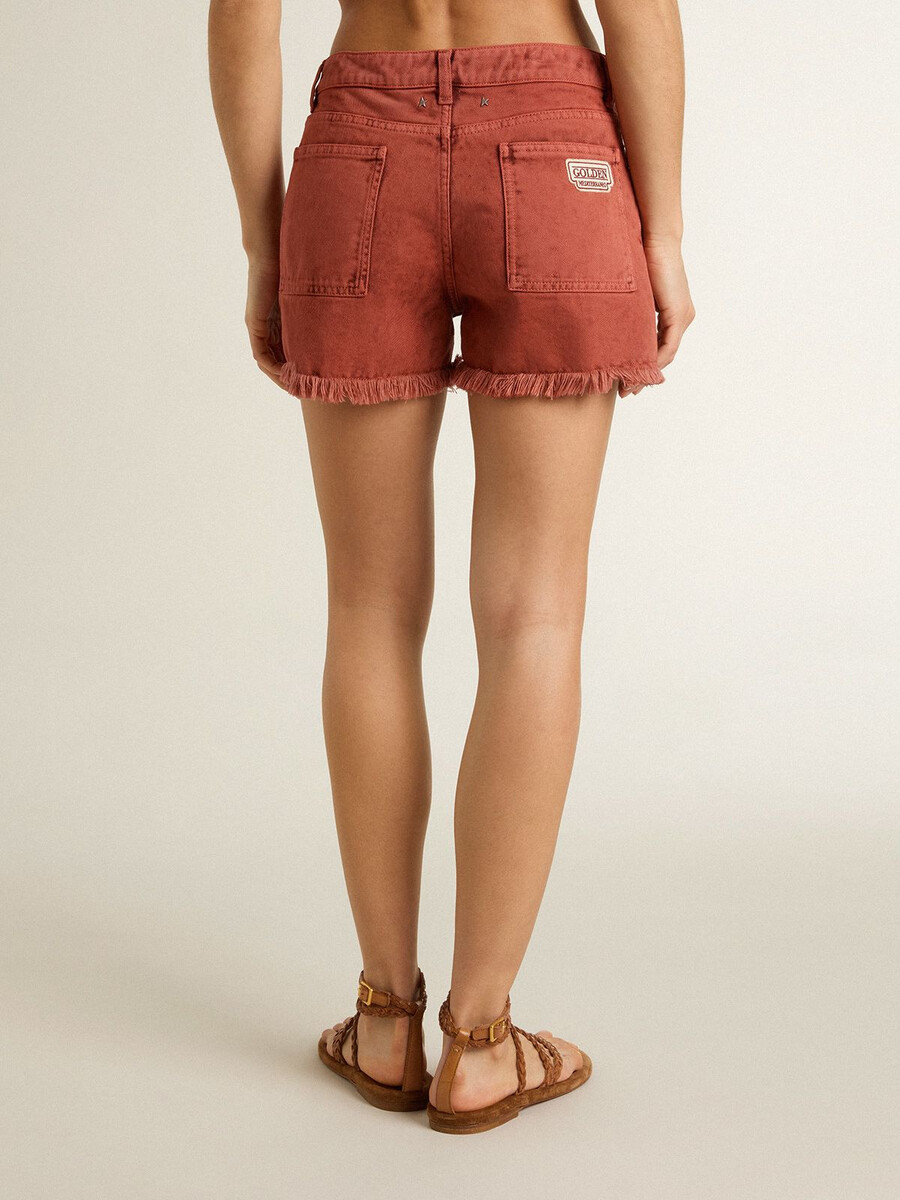 calções femininos em ganga vermelho-tijolo com bordado golden mediterraneo