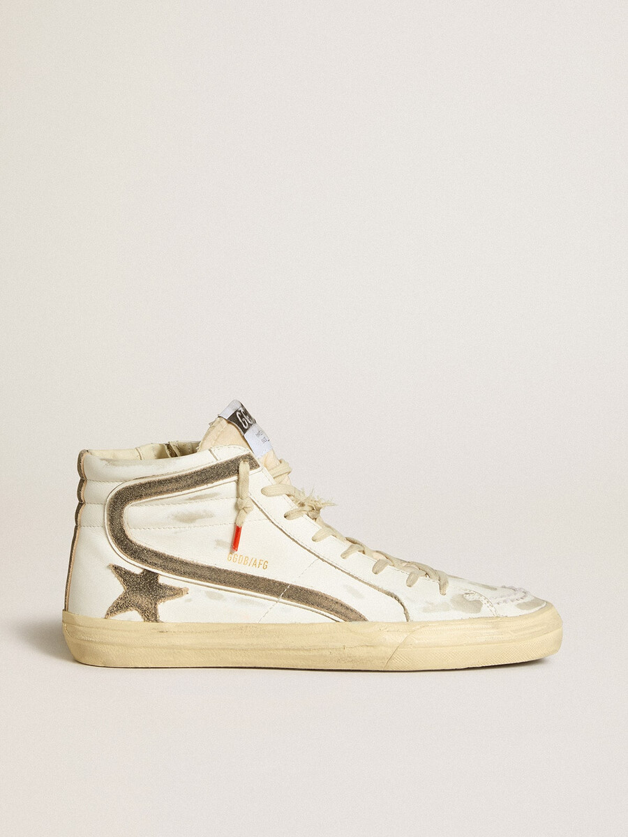 chinelo masculino slide lab em couro branco com estrela e detalhe em camurça marrom.