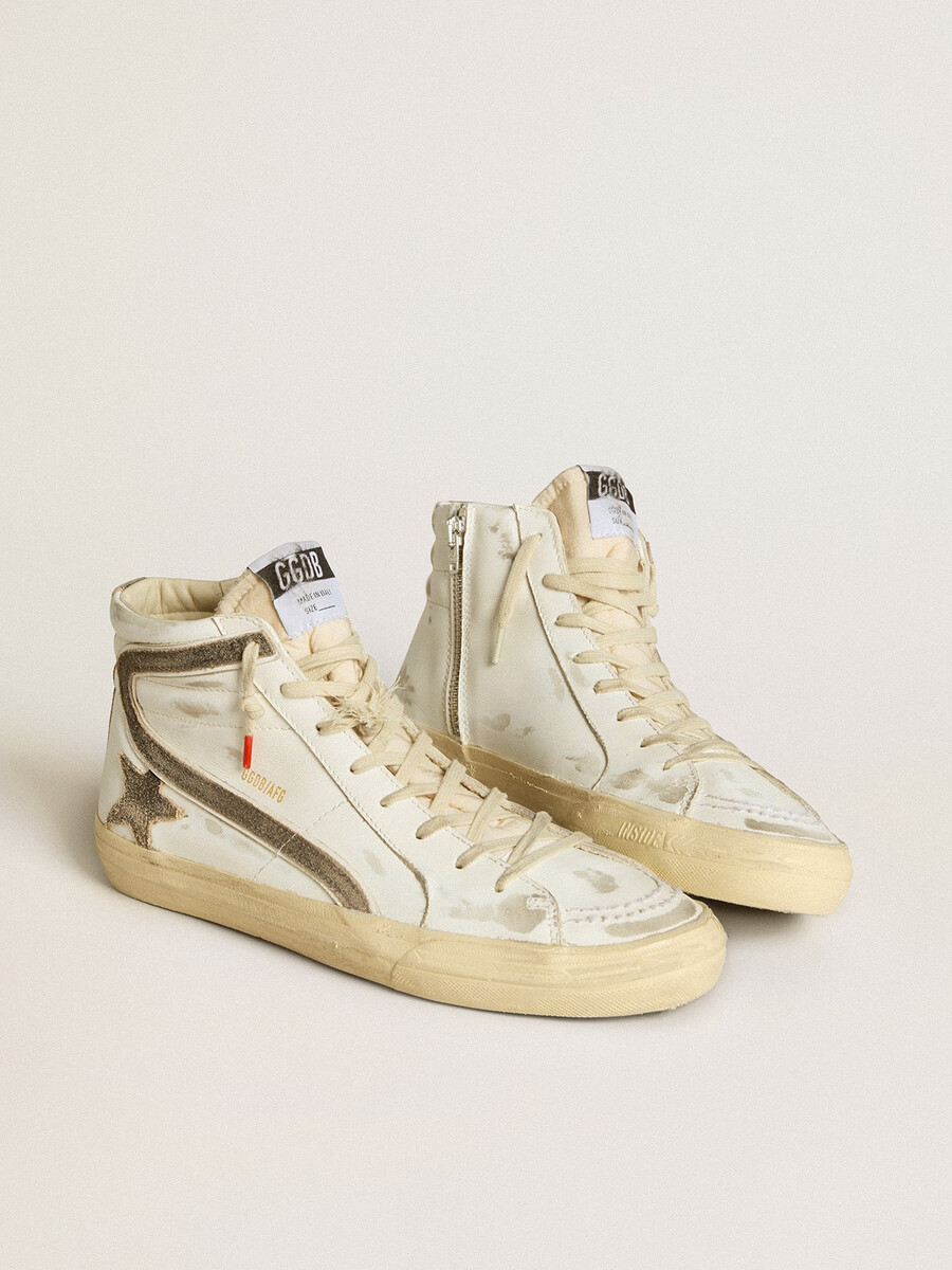 chinelo masculino slide lab em couro branco com estrela e detalhe em camurça marrom.