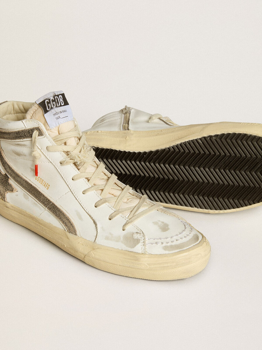 chinelo masculino slide lab em couro branco com estrela e detalhe em camurça marrom.