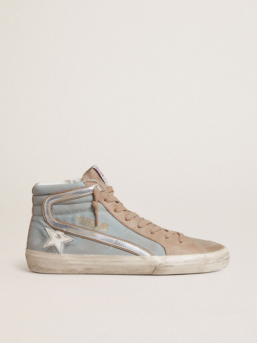 chinelo masculino em lona azul-clara com detalhes em couro metálico prateado.