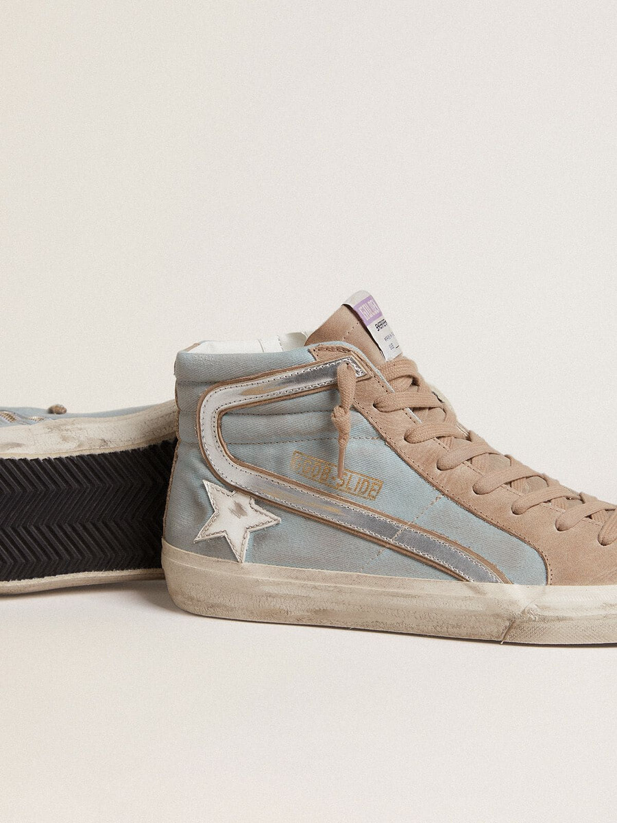 chinelo masculino em lona azul-clara com detalhes em couro metálico prateado.