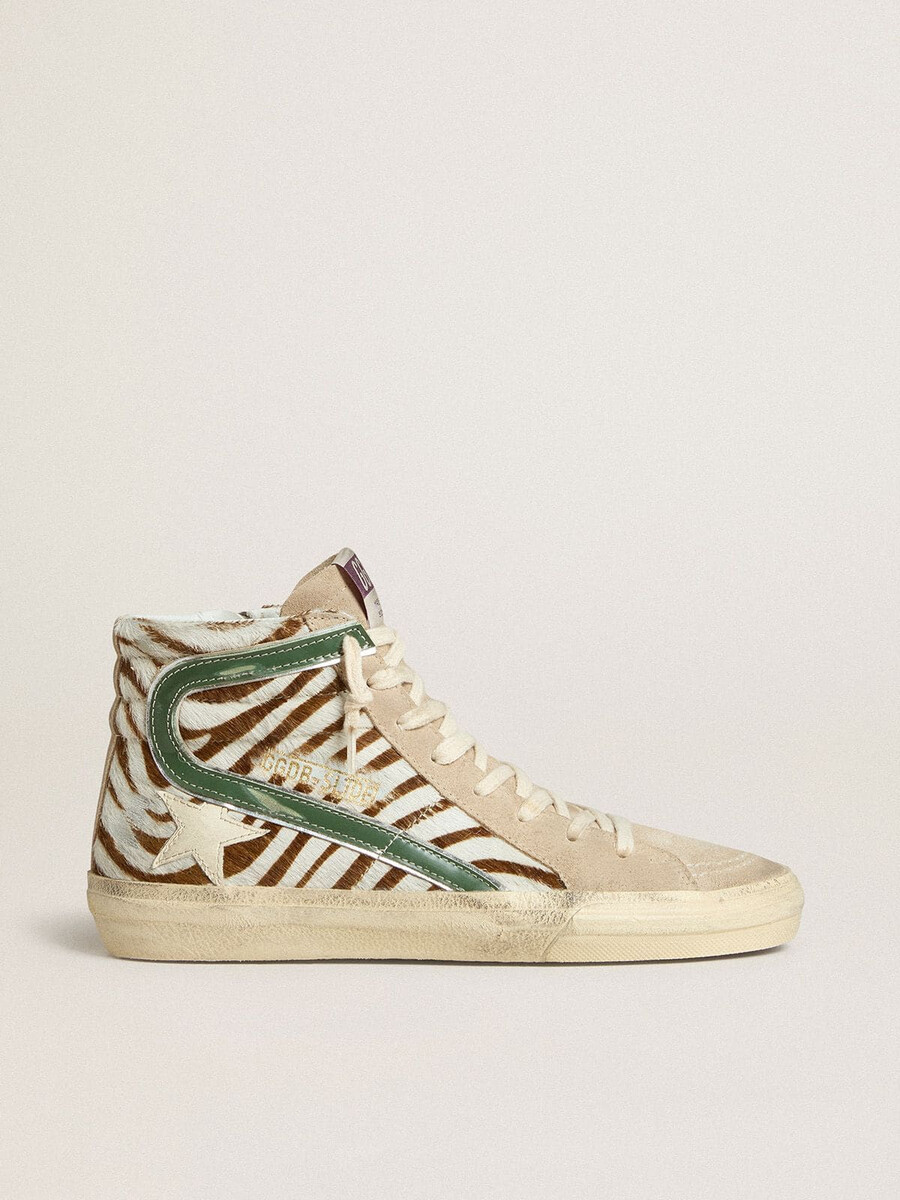 sandália feminina em pele de pônei com estampa de zebra e detalhe em couro laminado verde.