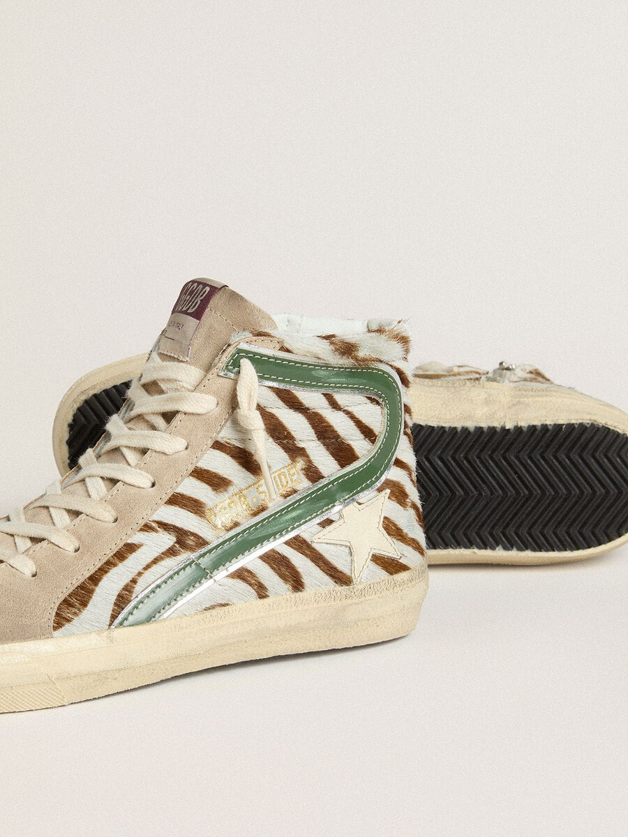 sandália feminina em pele de pônei com estampa de zebra e detalhe em couro laminado verde.