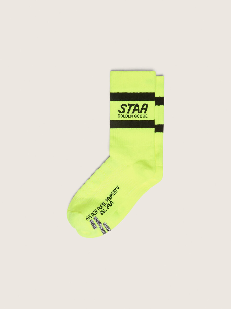 meias esportivas amarelo neon com listras pretas