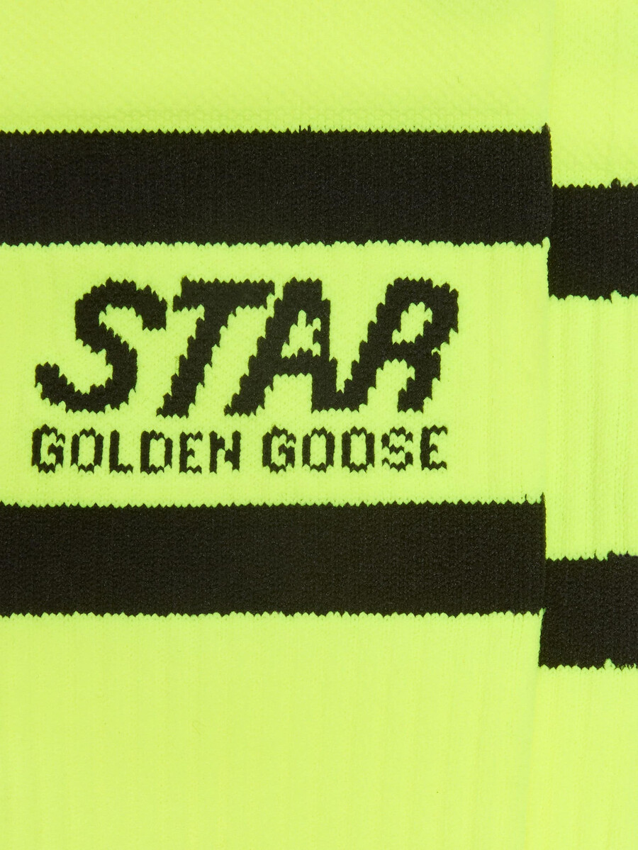 meias esportivas amarelo neon com listras pretas