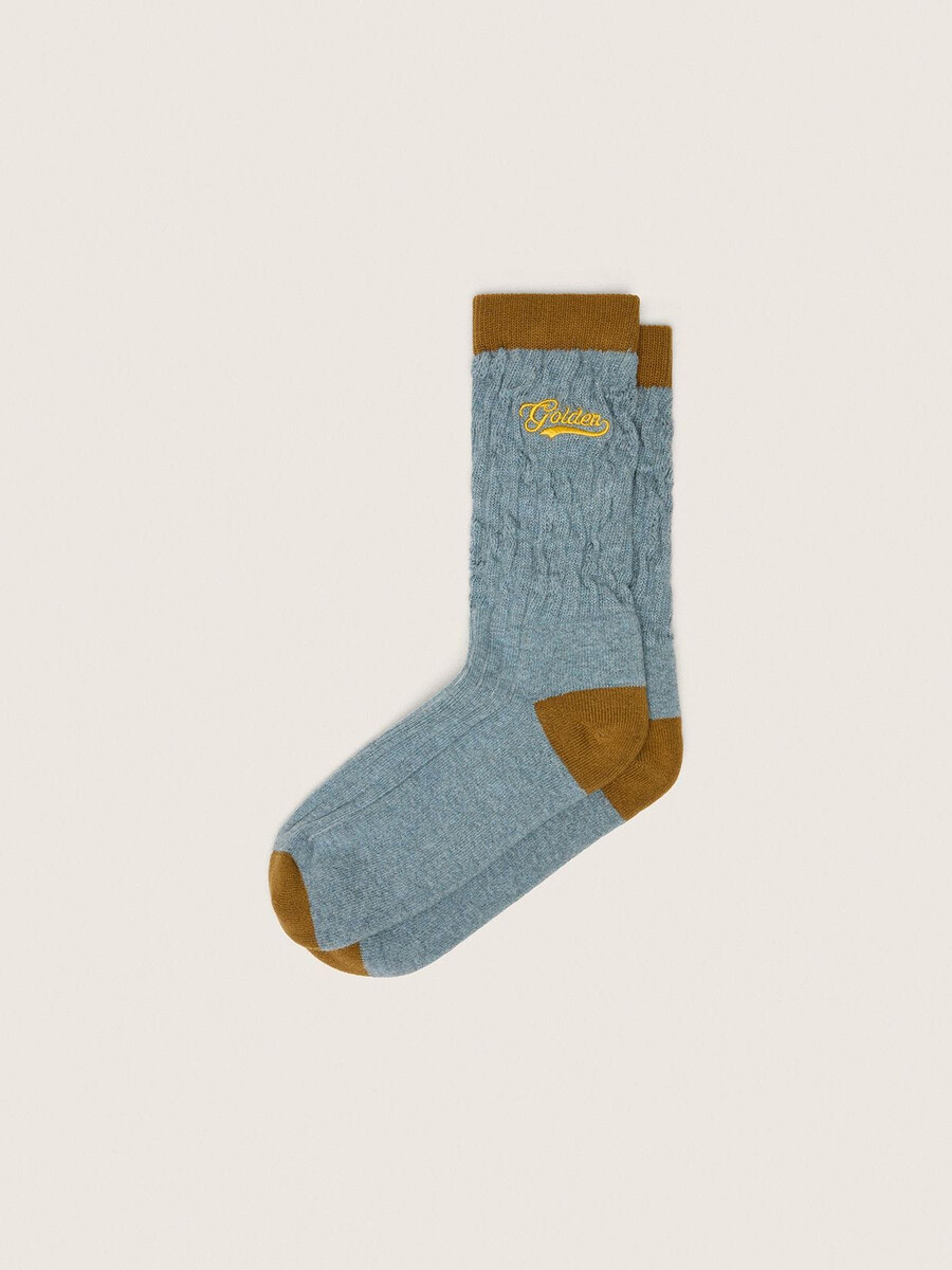 meias caneladas azul-claras com detalhes em marrom e logotipo amarelo.