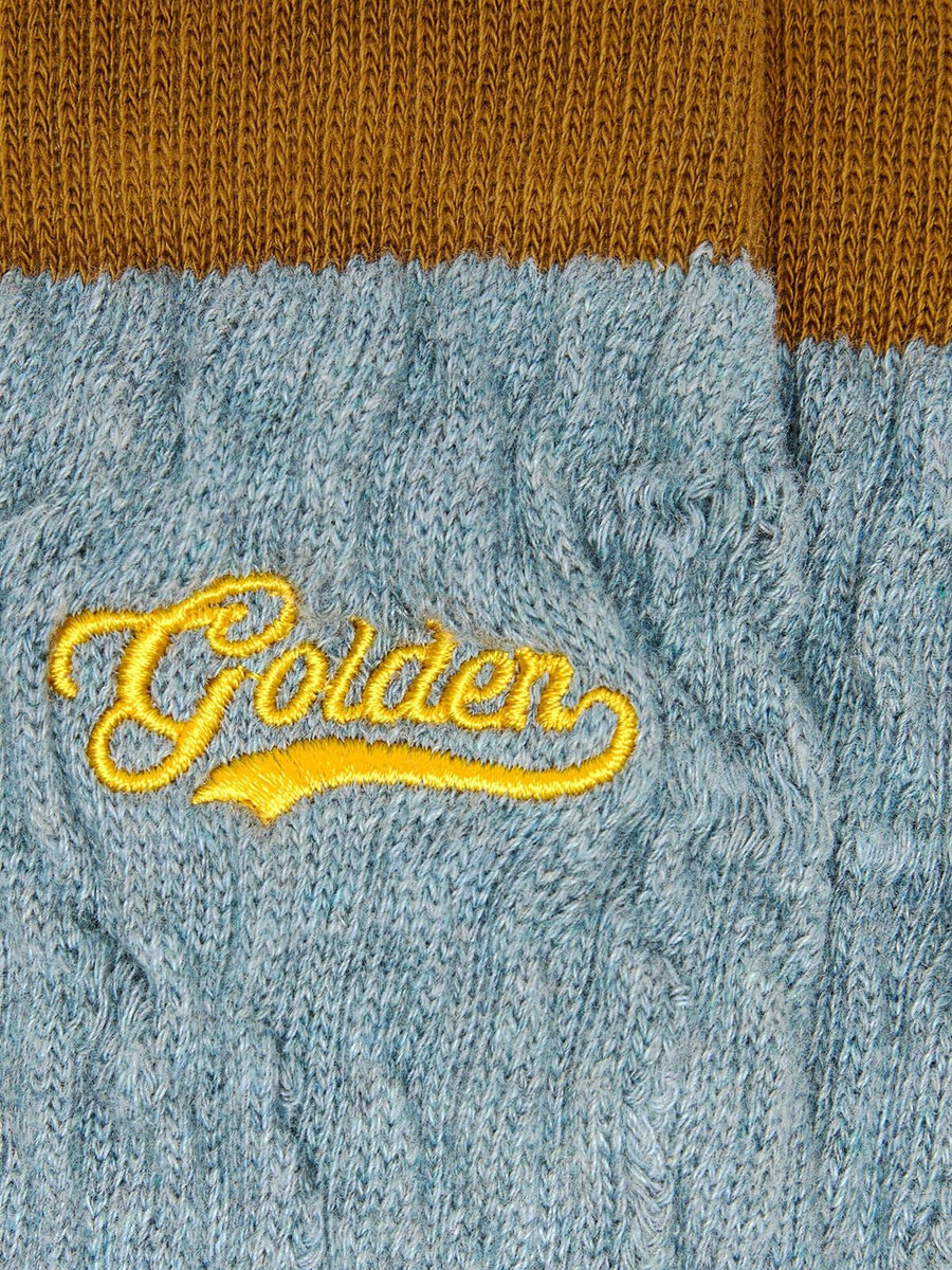 meias caneladas azul-claras com detalhes em marrom e logotipo amarelo.