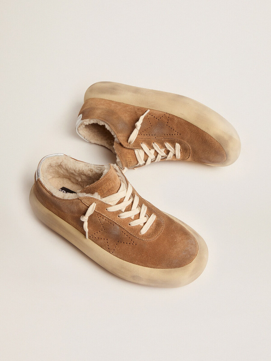 sapatos space-star femininos em camurça cor tabaco com forro de lã de carneiro.