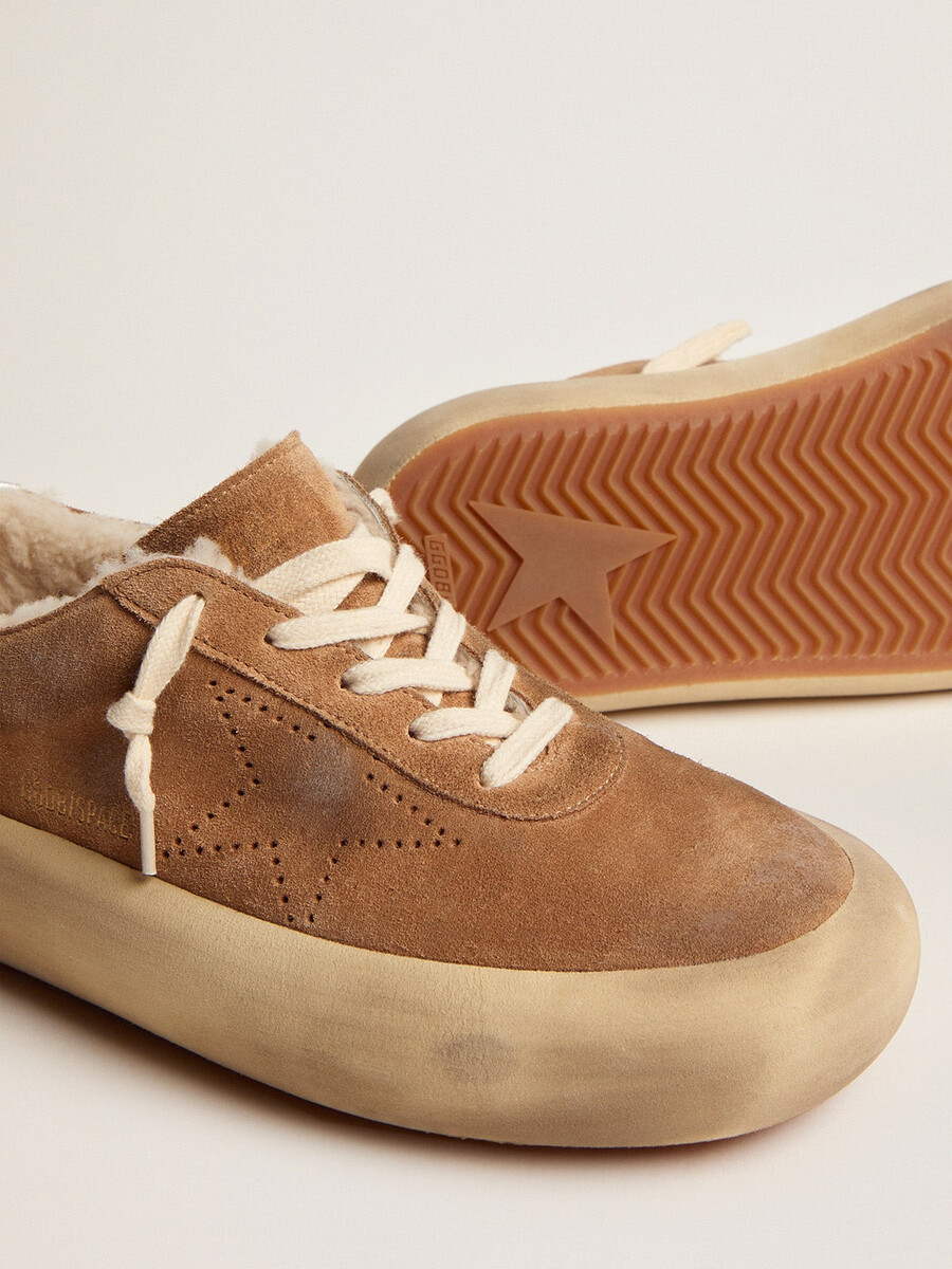 sapatos space-star femininos em camurça cor tabaco com forro de lã de carneiro.