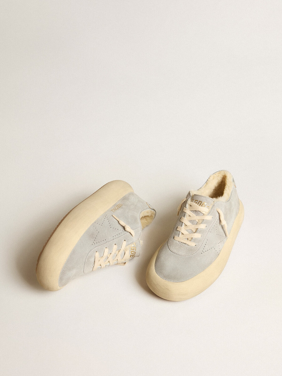 sapatos space-star femininos em camurça cinza-gelo com forro de lã de carneiro.