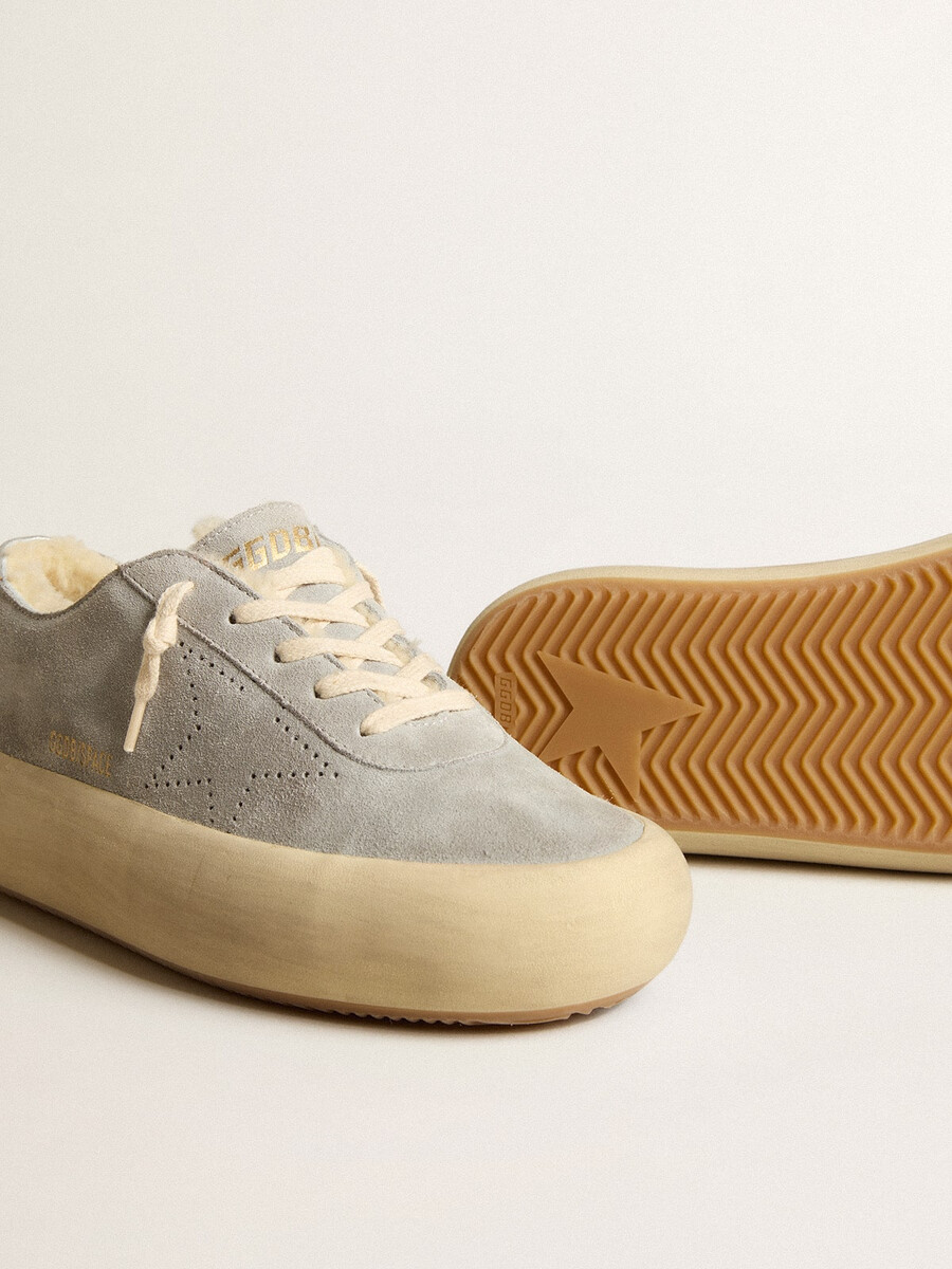 sapatos space-star femininos em camurça cinza-gelo com forro de lã de carneiro.