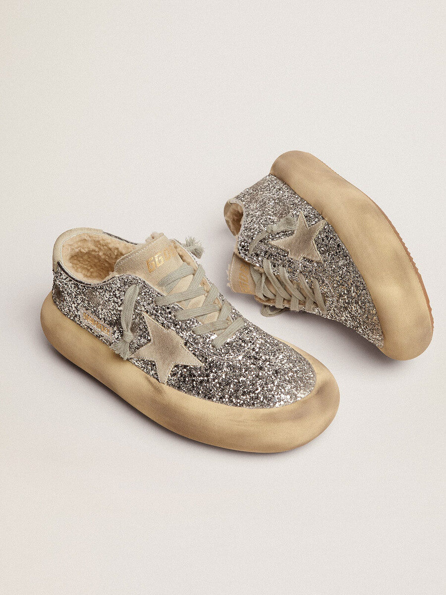 sapatos femininos space-star em glitter prateado com forro de lã de carneiro.