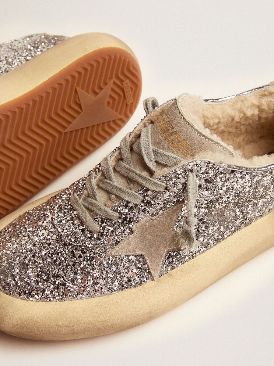 sapatos femininos space-star em glitter prateado com forro de lã de carneiro.