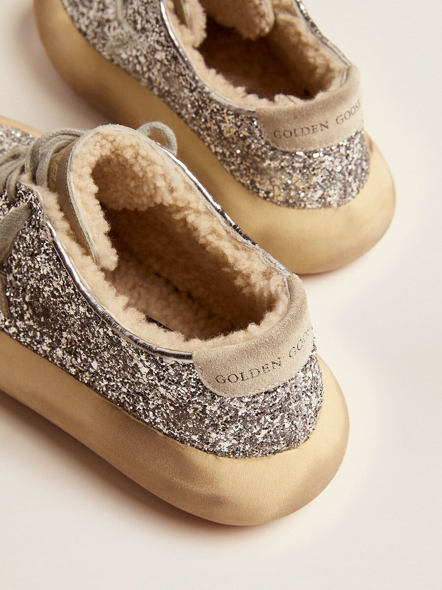 sapatos femininos space-star em glitter prateado com forro de lã de carneiro.