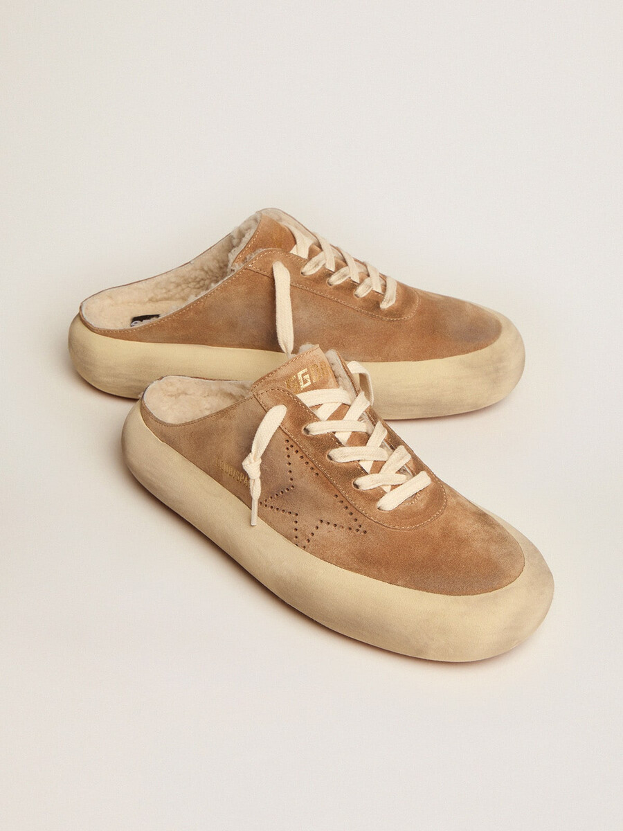 sapatos femininos space-star sabot em camurça cor tabaco com forro de lã de carneiro.