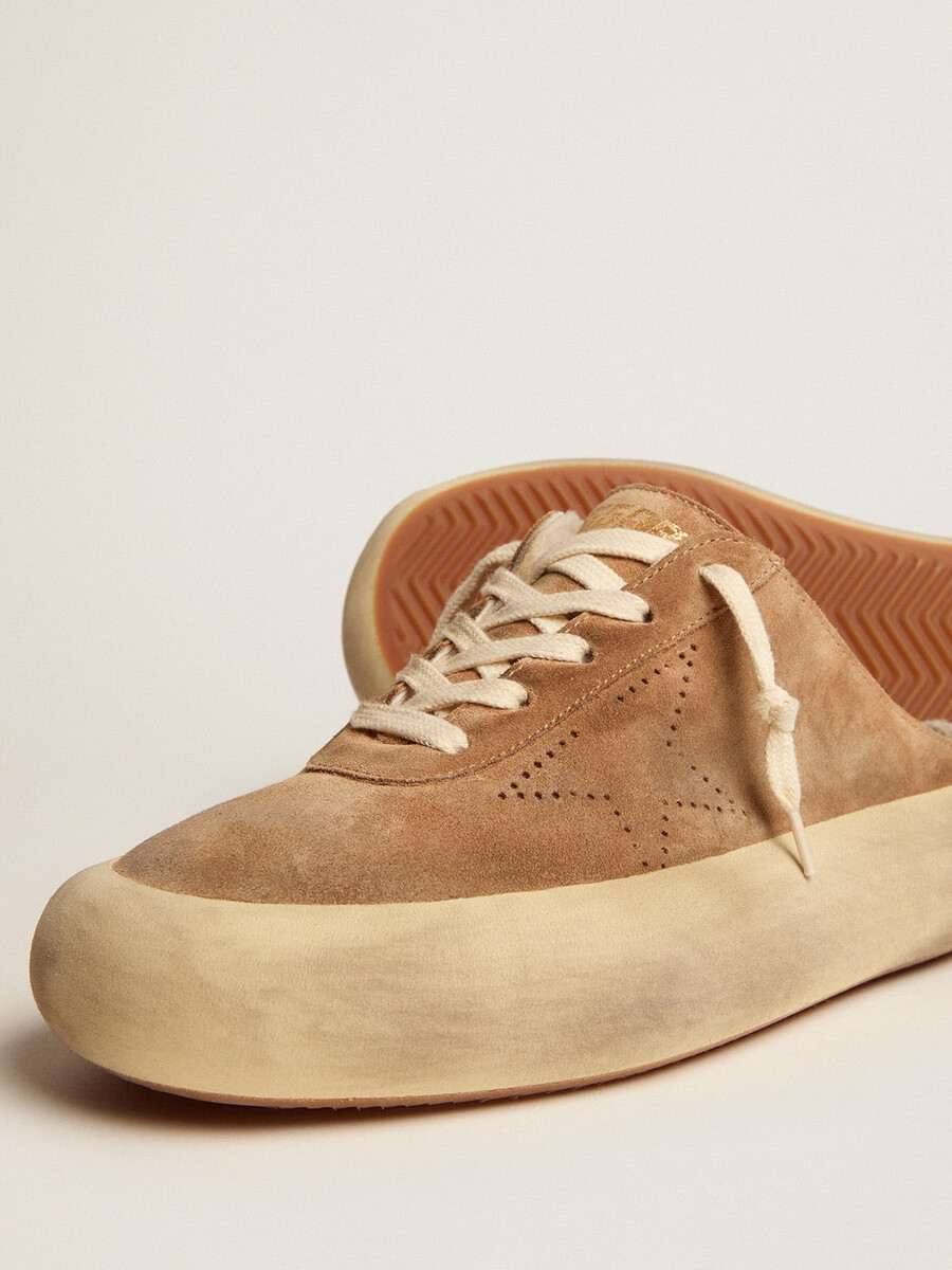 sapatos femininos space-star sabot em camurça cor tabaco com forro de lã de carneiro.