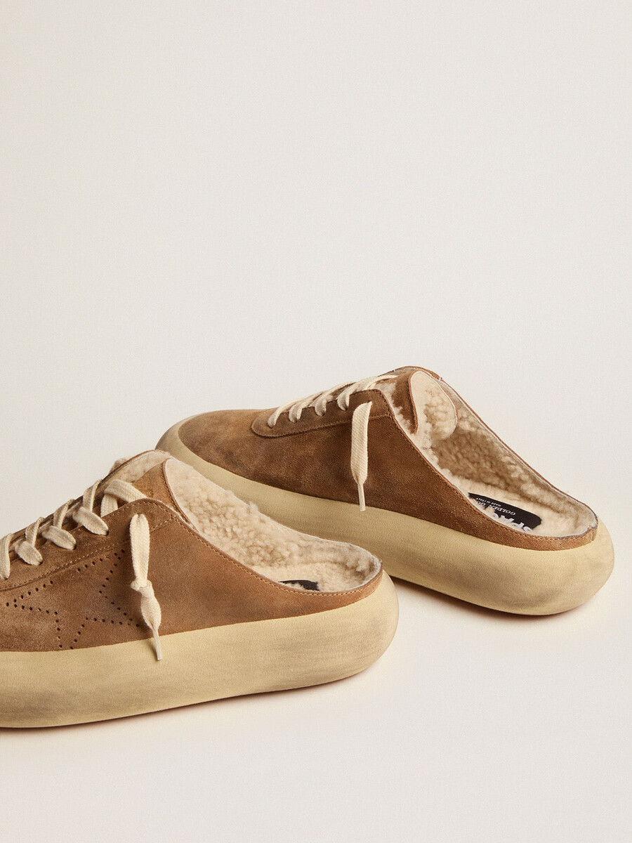 sapatos femininos space-star sabot em camurça cor tabaco com forro de lã de carneiro.