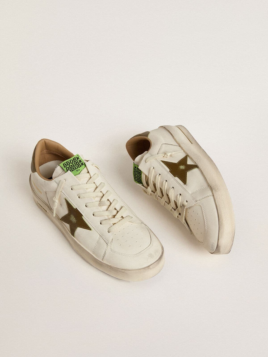 tênis stardan masculino em couro branco com estrela e detalhe no calcanhar em couro com estampa de cobra verde militar