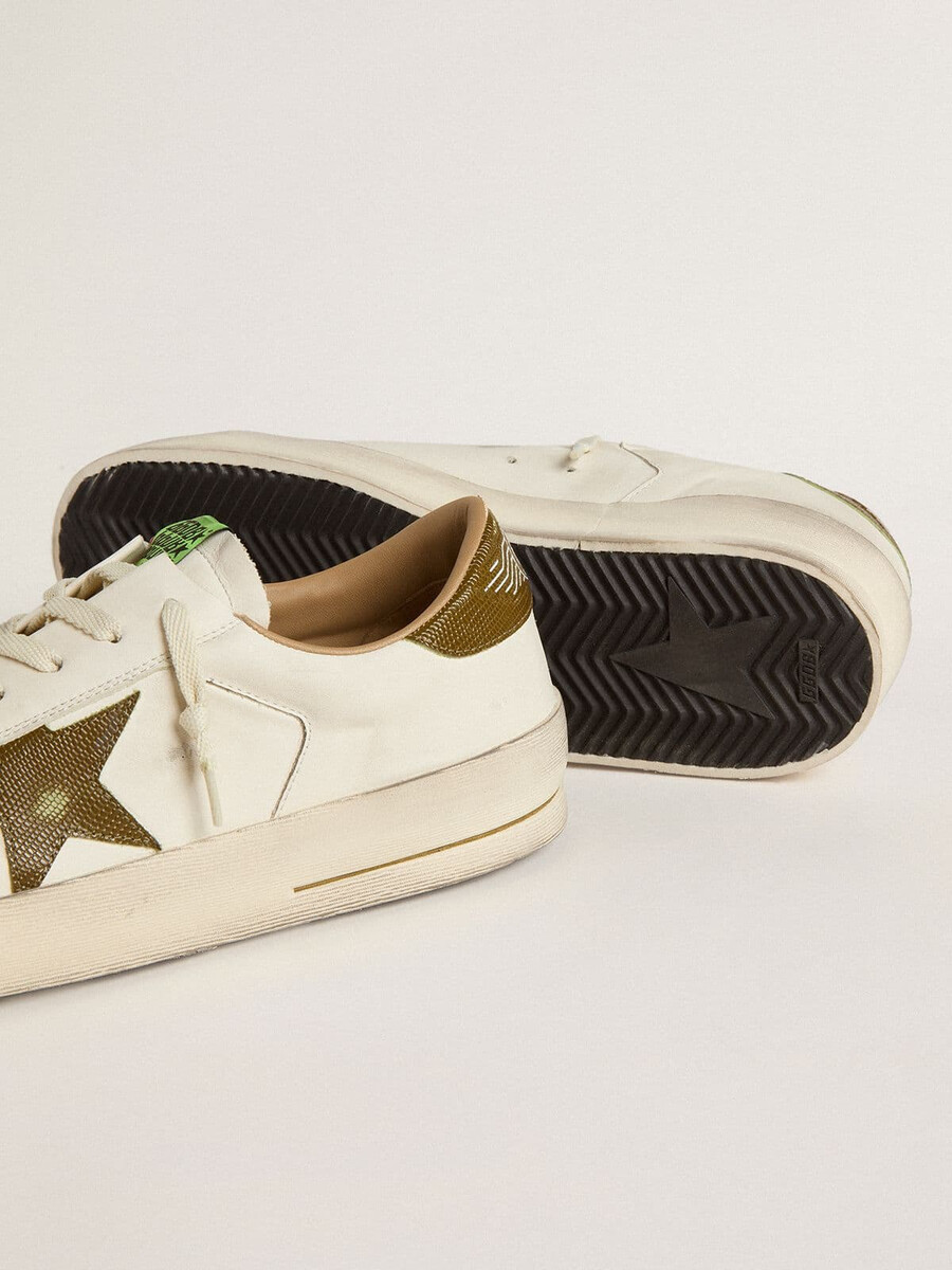 tênis stardan masculino em couro branco com estrela e detalhe no calcanhar em couro com estampa de cobra verde militar