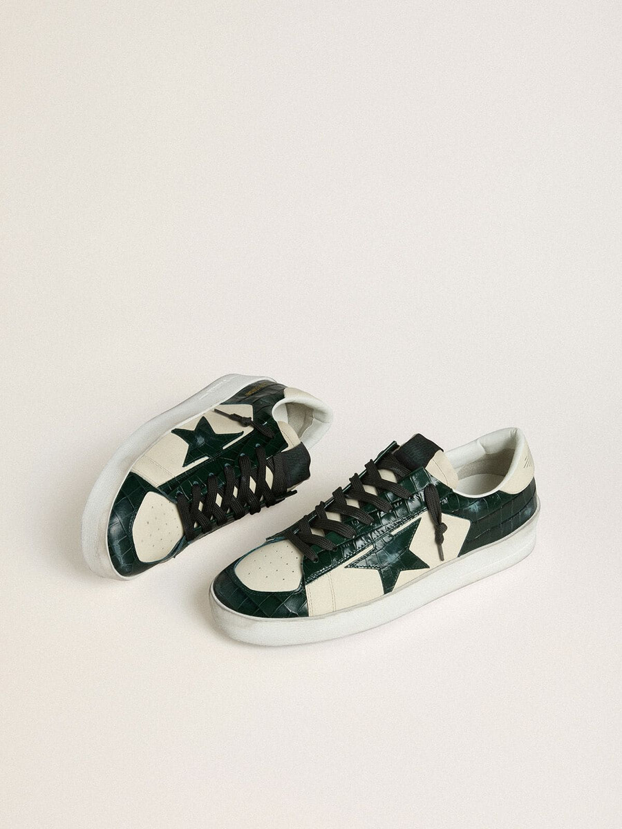 tênis stardan ltd masculino em couro creme com estrela e detalhes em couro com estampa de crocodilo verde.