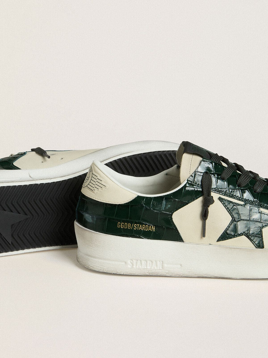 tênis stardan ltd masculino em couro creme com estrela e detalhes em couro com estampa de crocodilo verde.