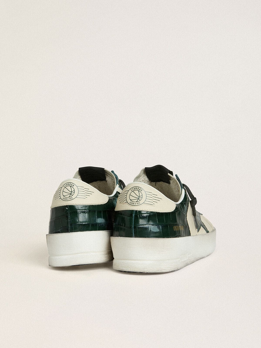 tênis stardan ltd masculino em couro creme com estrela e detalhes em couro com estampa de crocodilo verde.