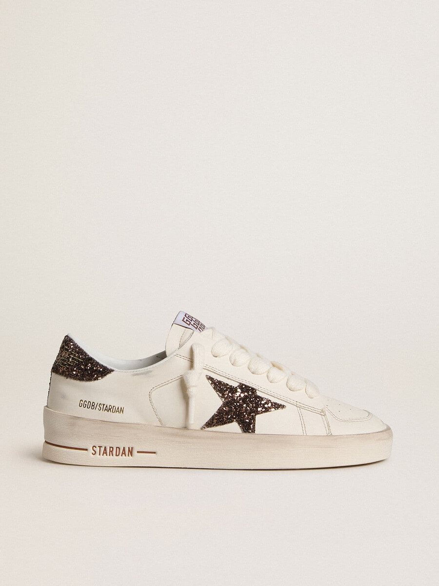 stardan feminino em couro branco com estrela marrom brilhante e detalhe no calcanhar.