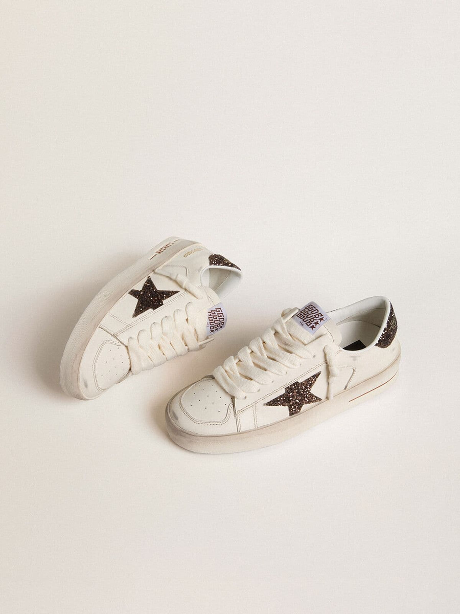 stardan feminino em couro branco com estrela marrom brilhante e detalhe no calcanhar.