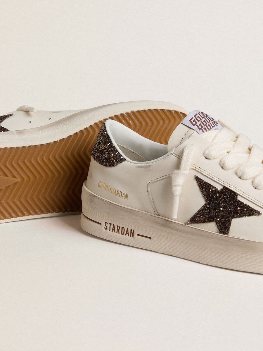 stardan feminino em couro branco com estrela marrom brilhante e detalhe no calcanhar.