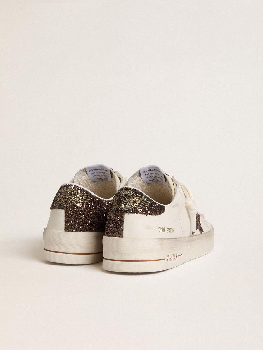 stardan feminino em couro branco com estrela marrom brilhante e detalhe no calcanhar.