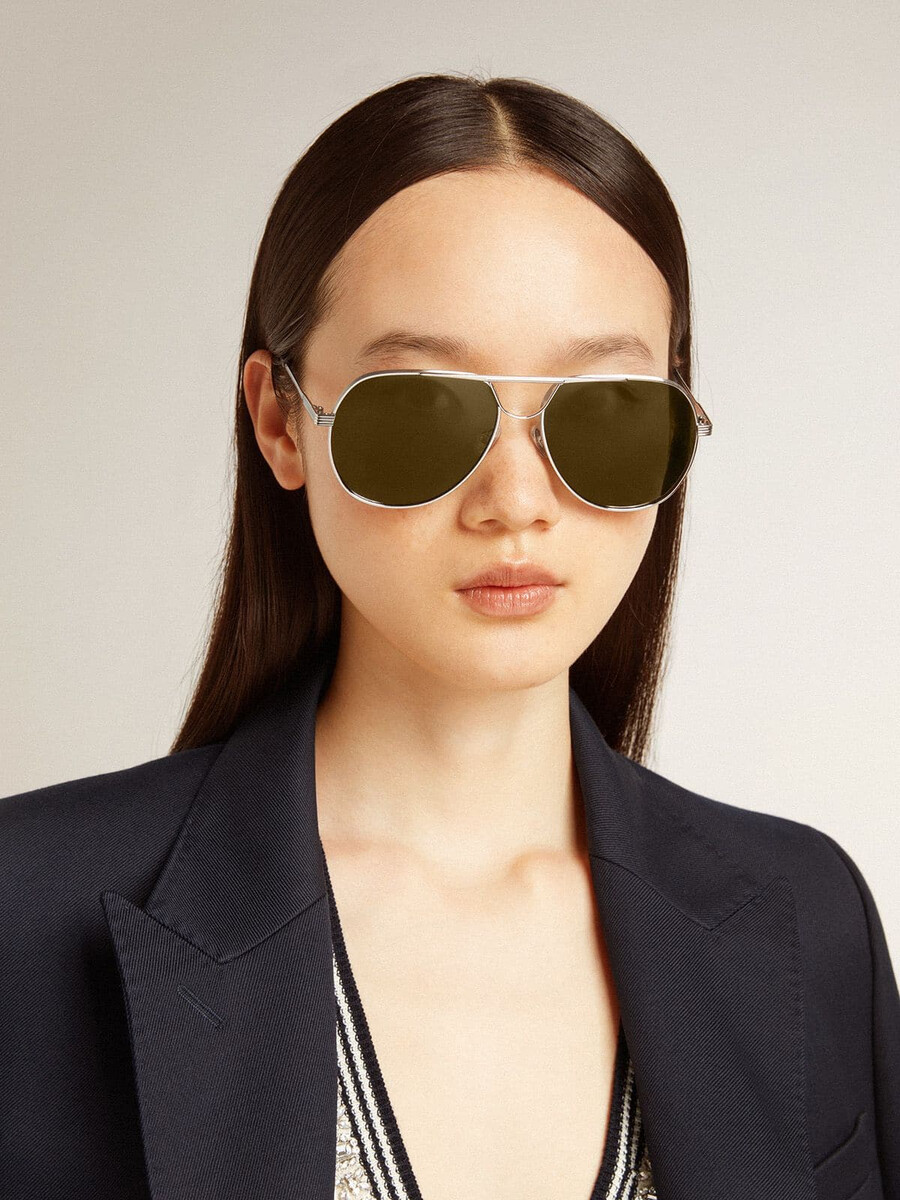 Óculos de sol estilo aviador com armação prateada e lentes verdes.