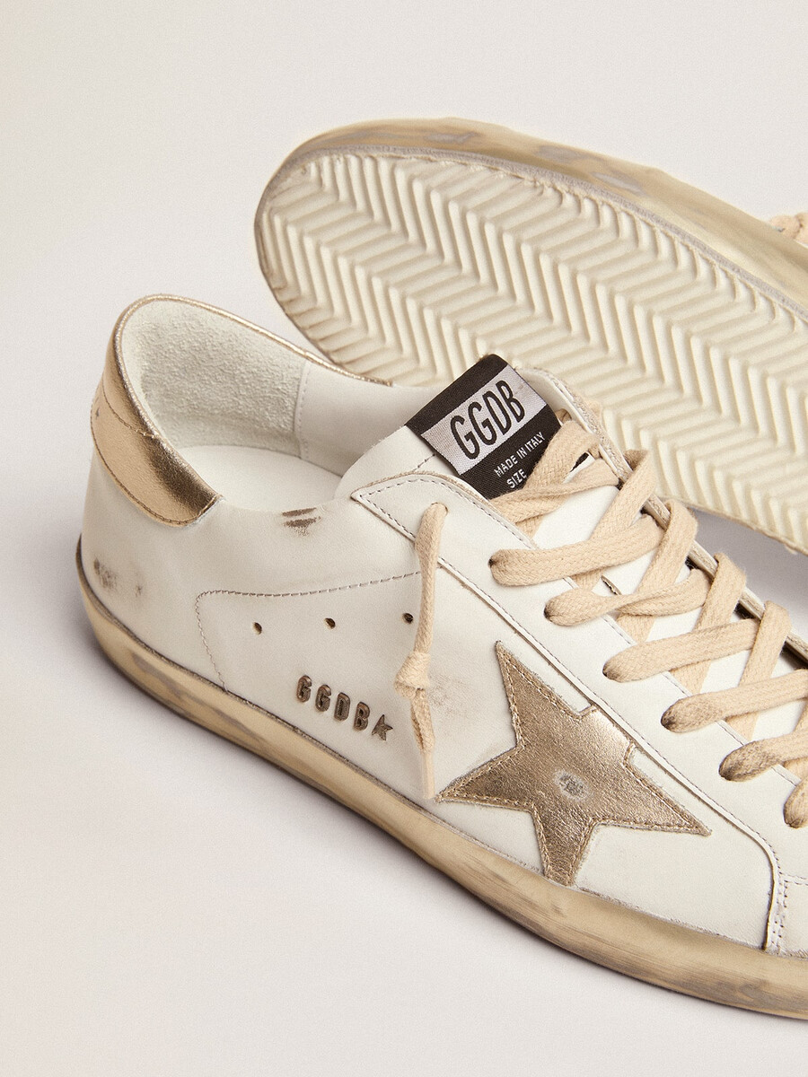 super-star masculino com detalhes e letras em dourado brilhante.