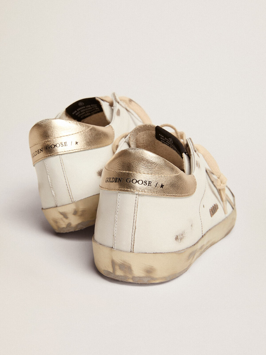 super-star masculino com detalhes e letras em dourado brilhante.