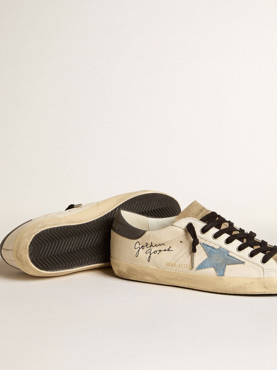 super-star em couro napa com estrela em camurça azul-clara e detalhe em couro cinza no calcanhar.