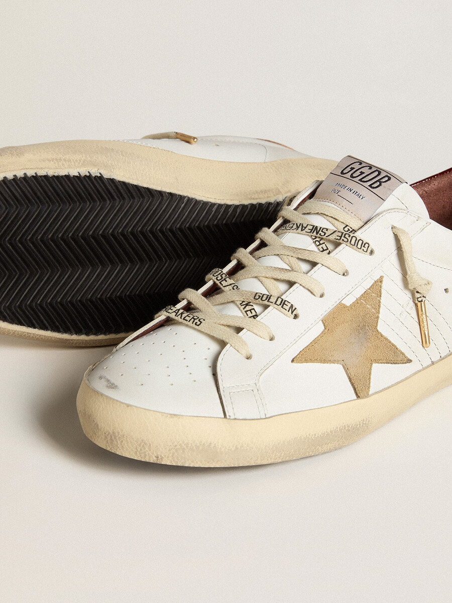 tênis masculino super-star com estrela em camurça cor areia e detalhe em couro vermelho com estampa de crocodilo no calcanhar.