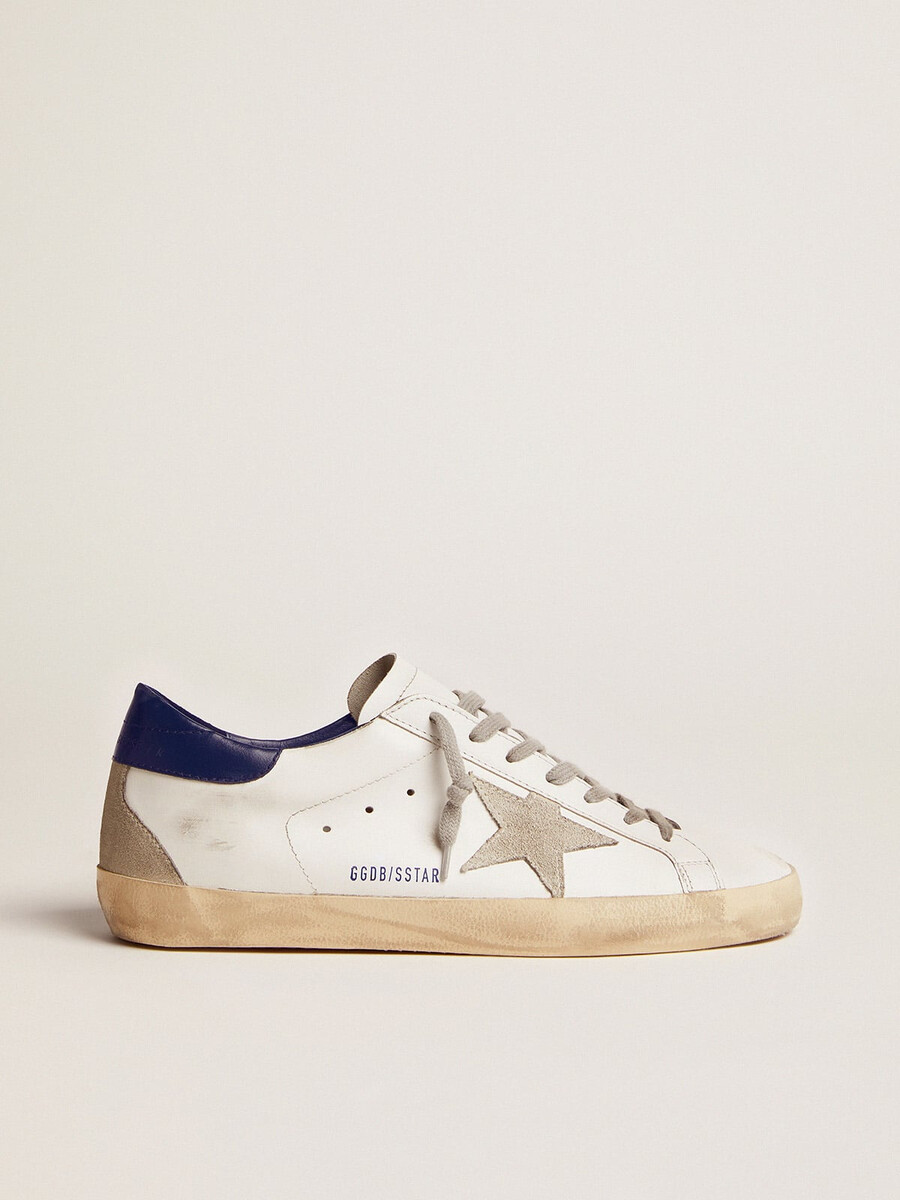 tênis masculino super-star com estrela de camurça e detalhe azul no calcanhar.