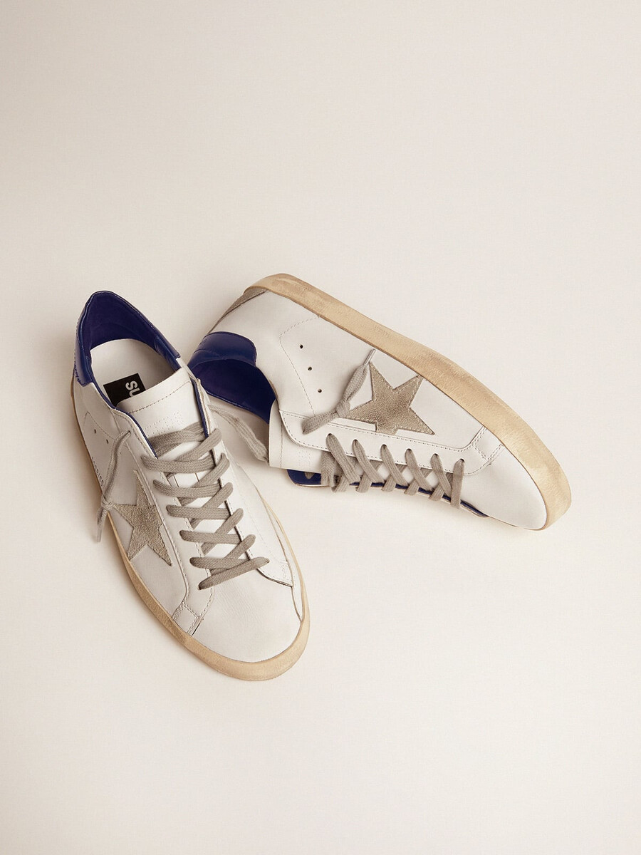 tênis masculino super-star com estrela de camurça e detalhe azul no calcanhar.