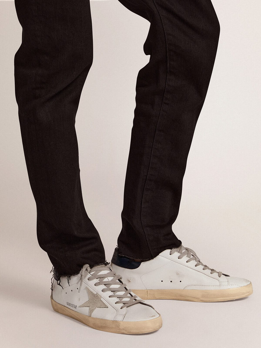 tênis masculino super-star com estrela de camurça e detalhe azul no calcanhar.