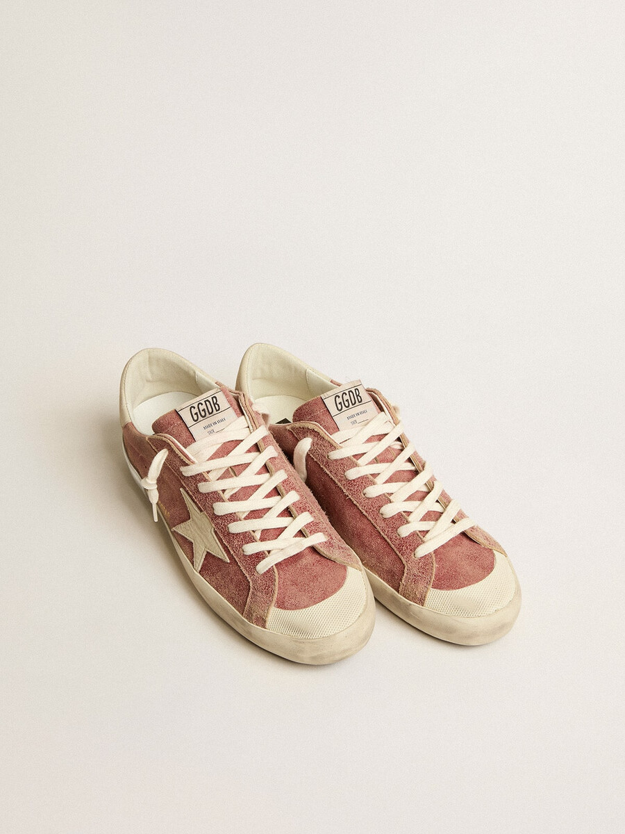 tênis masculino super-star em couro vermelho com estrela em nobuck creme e detalhe no calcanhar.