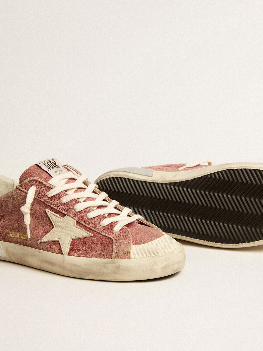 tênis masculino super-star em couro vermelho com estrela em nobuck creme e detalhe no calcanhar.
