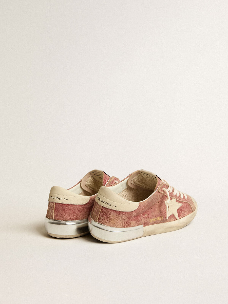 tênis masculino super-star em couro vermelho com estrela em nobuck creme e detalhe no calcanhar.