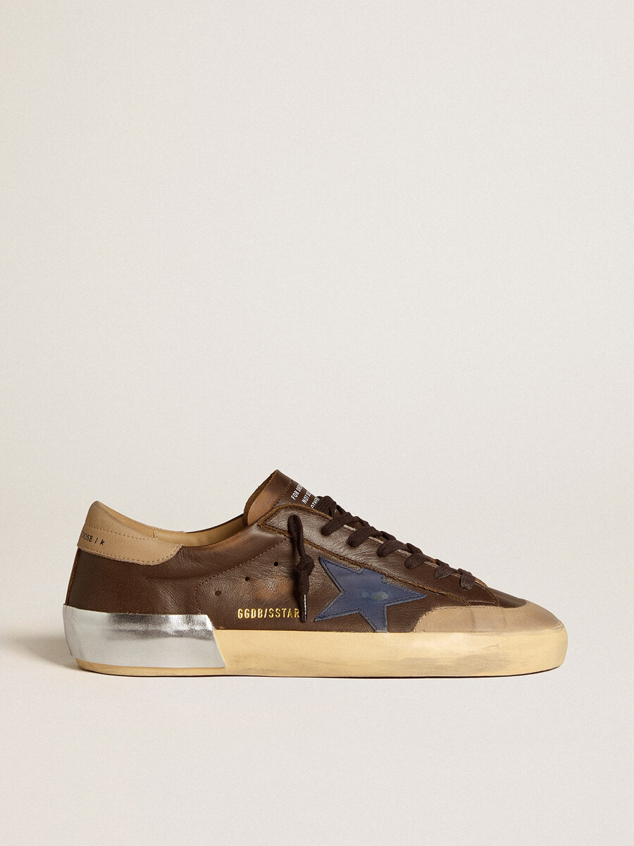 tênis masculino super-star em couro com estrela de couro azul e detalhe de calcanhar em nobuck bege.