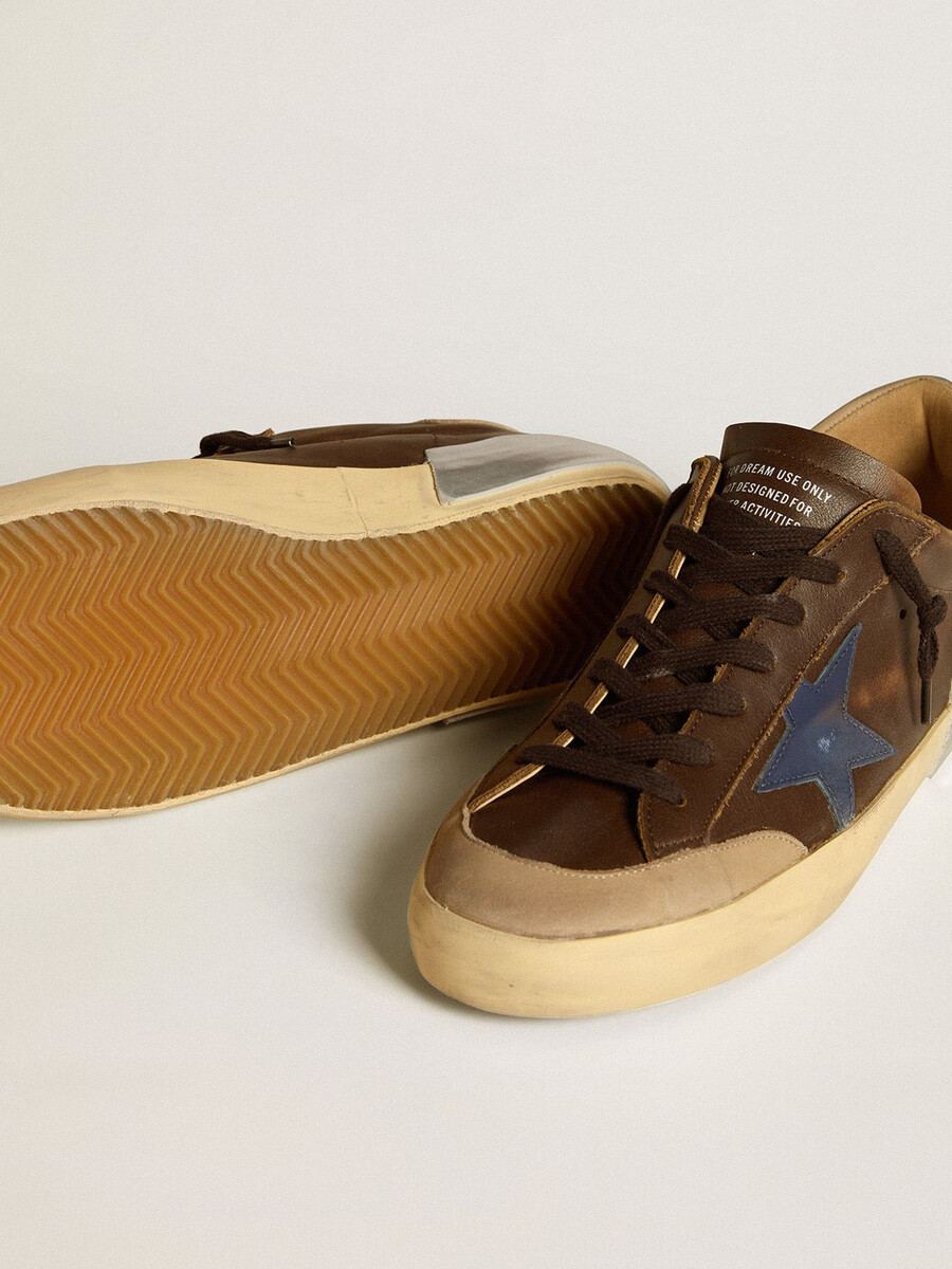 tênis masculino super-star em couro com estrela de couro azul e detalhe de calcanhar em nobuck bege.