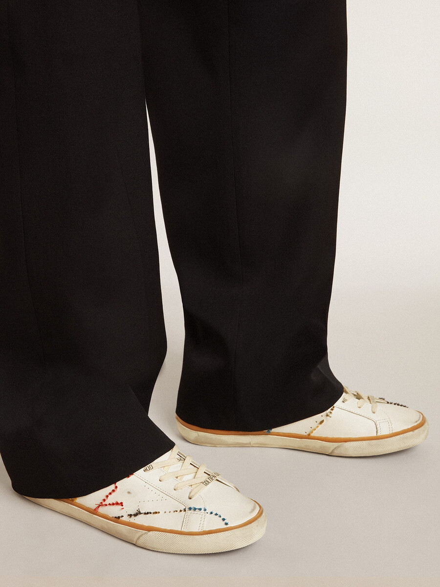 tênis masculino super-star ltd com estrela perfurada e detalhe em couro metálico no calcanhar.