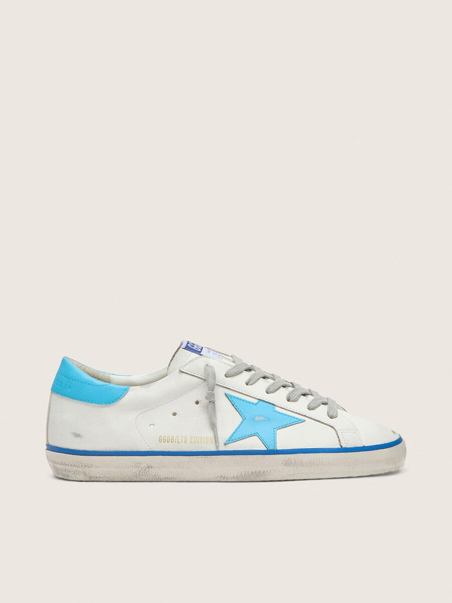 tênis masculino super-star ltd em couro branco com estrela em couro azul claro e detalhe no calcanhar.